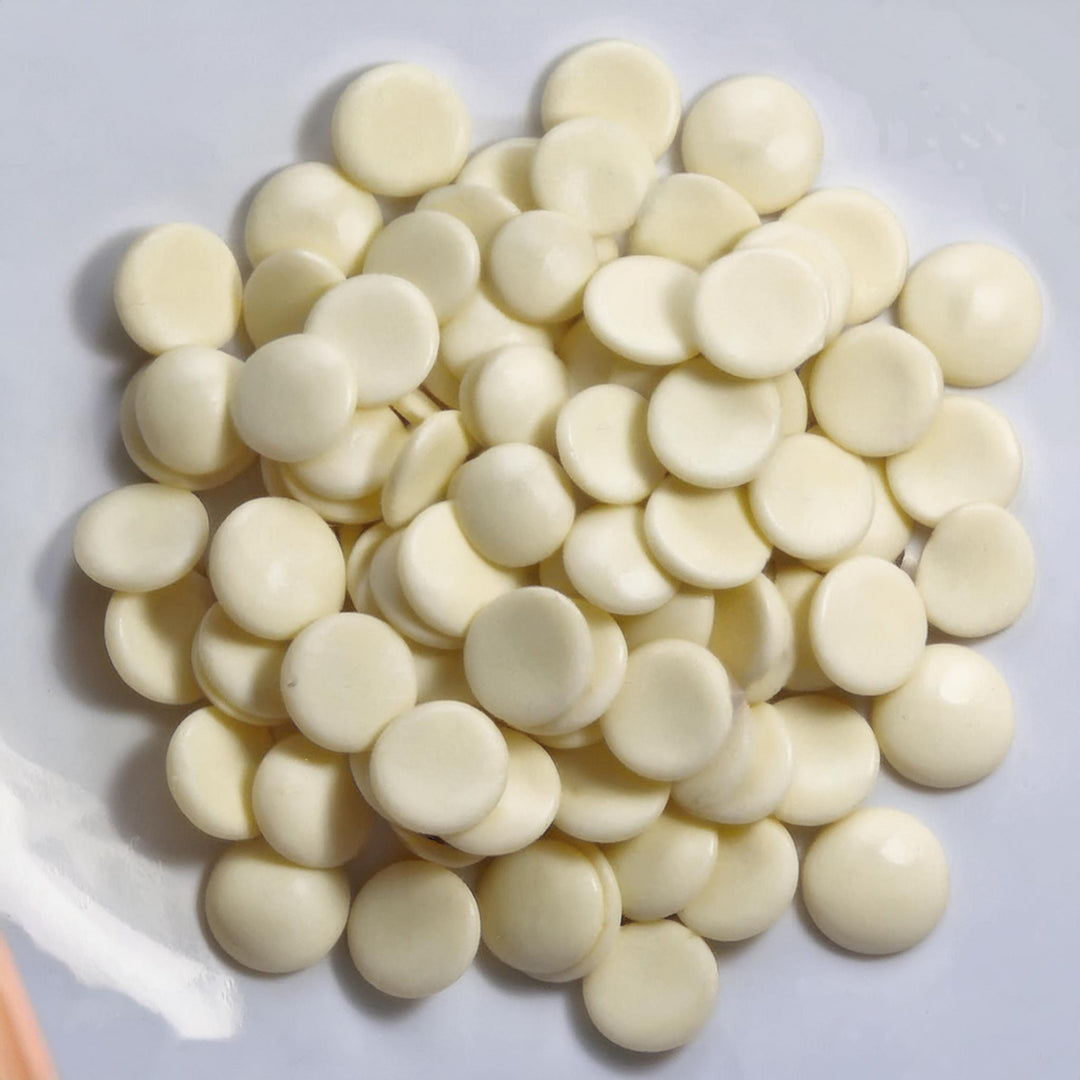 White sugar-free chocolate drops in a 250g bag by Kees Beyers, ideal for baking and keto-friendly recipes.